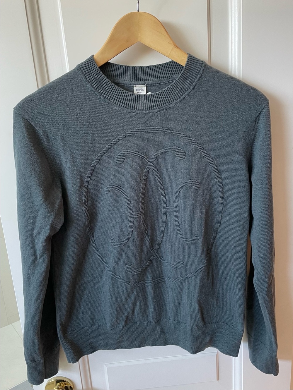 Hermes Cashmere Crew Neck Long Sleeve Knit Sweater (color: Storm/Orage)